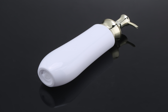 La unidad blanca del rosa del ANIMAL DOMÉSTICO de lujo de 300ml 500ml 700ml popular modifica la botella de Logo Gold Pump Plastic Shampoo para requisitos particulares