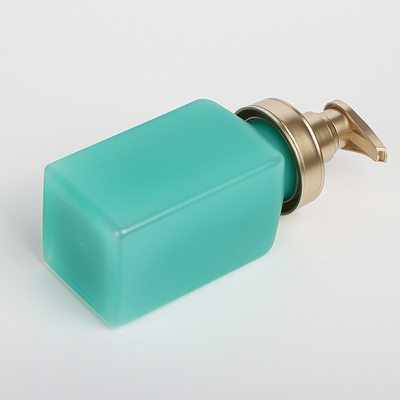 Envase superior de la loción del cuerpo del verde de la bomba de prensa del oro de lujo que empaqueta la botella plástica del cuadrado del champú