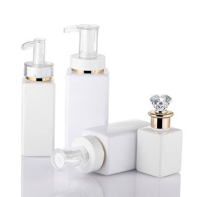 El blanco de lujo de alta calidad modifica la botella cuadrada de la loción para requisitos particulares de pelo del champú con Diamond Gold Rim Cap